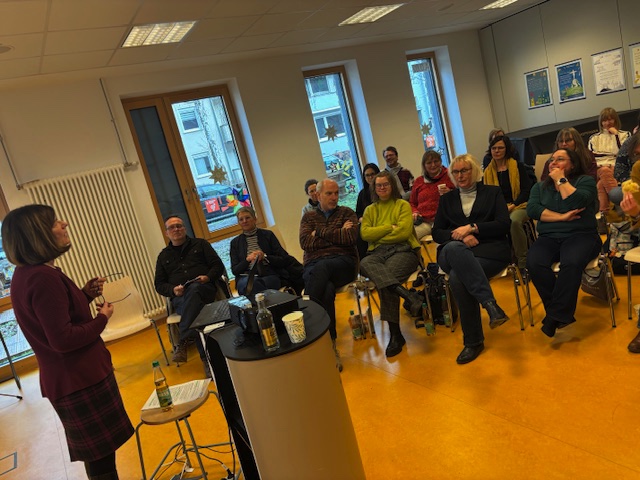 Auf dem Foto sieht man die Zuhörer in der Otfreid-Preußler-Schule mit Dr. Inge Krämer-Kilic.